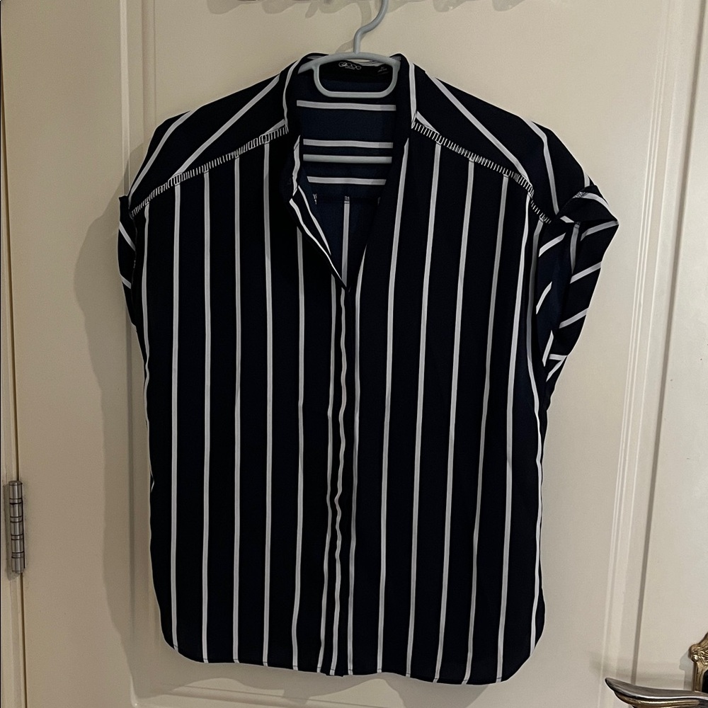Men's Navy & White Vertical Stripe Short-Sleeve Button-Down Shirt